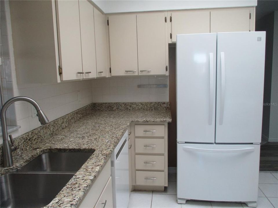 В аренду: $2,200 (2 спален, 2 ванн, 1756 Квадратных фут)