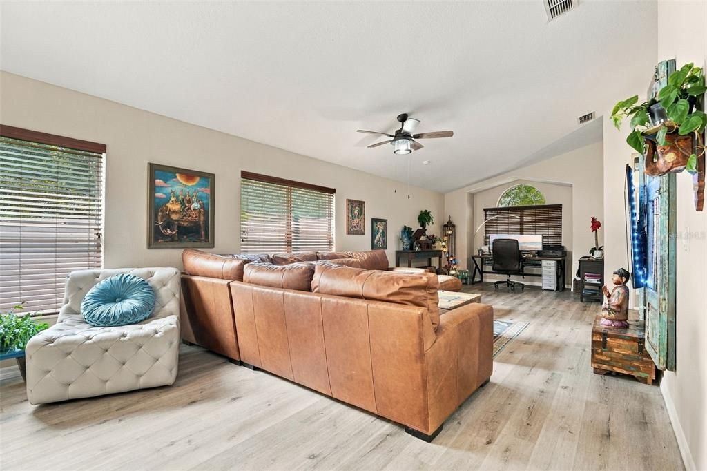 For Sale: $399,900 (3 beds, 2 baths, 1841 Square Feet)