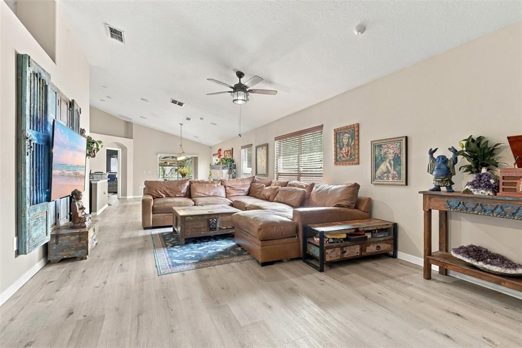 For Sale: $399,900 (3 beds, 2 baths, 1841 Square Feet)