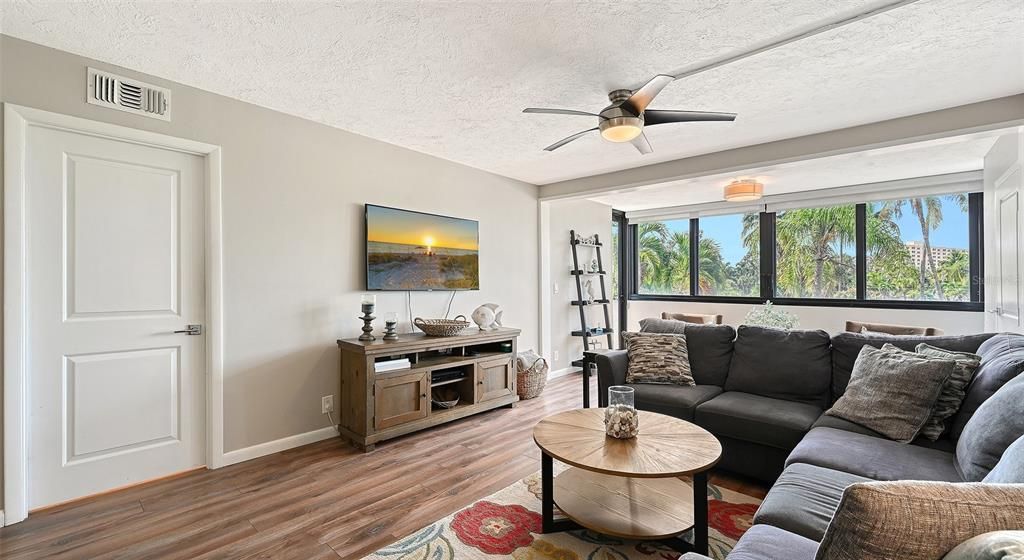 For Sale: $634,900 (2 beds, 2 baths, 1152 Square Feet)
