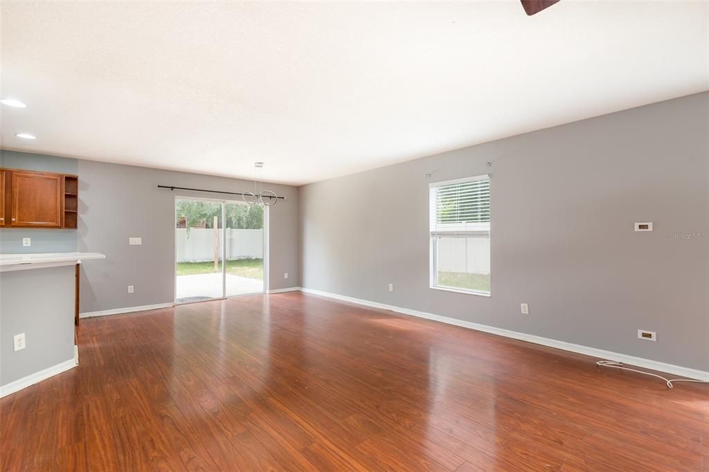 En Venta: $330,000 (4 camas, 2 baños, 1873 Pies cuadrados)