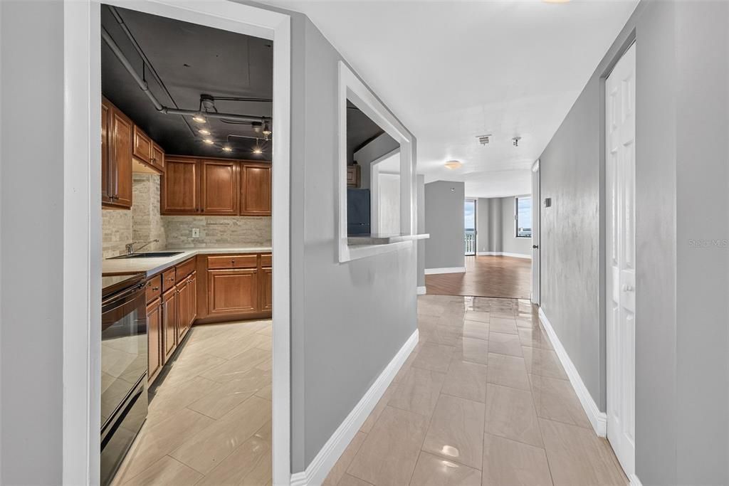 For Sale: $349,900 (2 beds, 2 baths, 1250 Square Feet)
