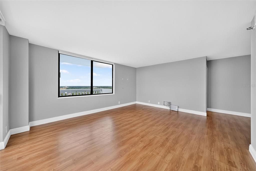 For Sale: $349,900 (2 beds, 2 baths, 1250 Square Feet)