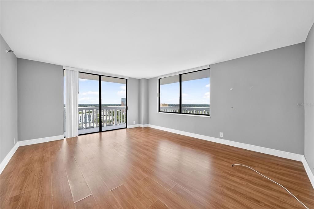 For Sale: $349,900 (2 beds, 2 baths, 1250 Square Feet)