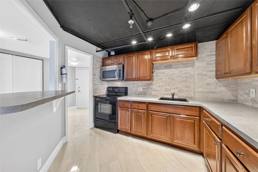 For Sale: $349,900 (2 beds, 2 baths, 1250 Square Feet)