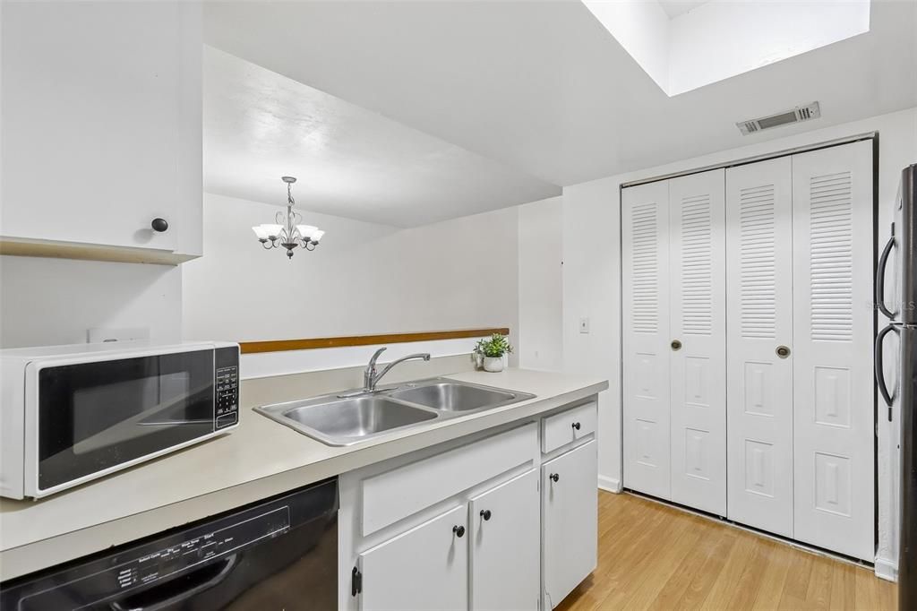 For Sale: $195,000 (2 beds, 2 baths, 1141 Square Feet)