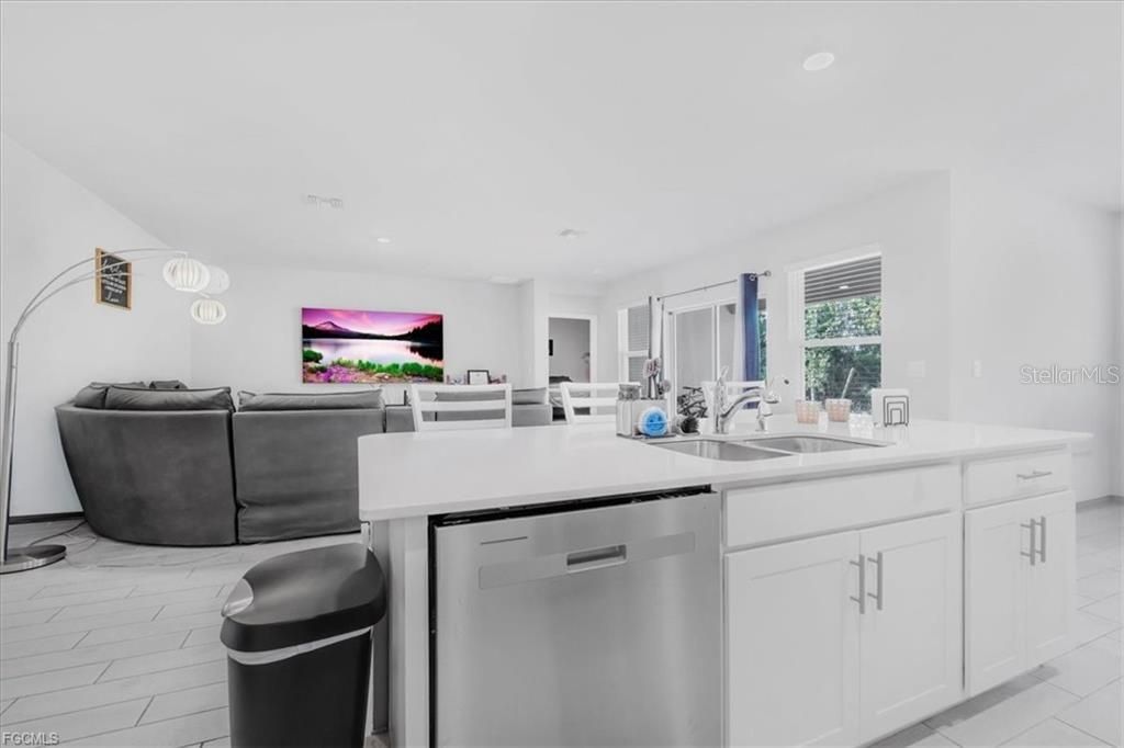 Activo con contrato: $300,000 (4 camas, 3 baños, 2015 Pies cuadrados)