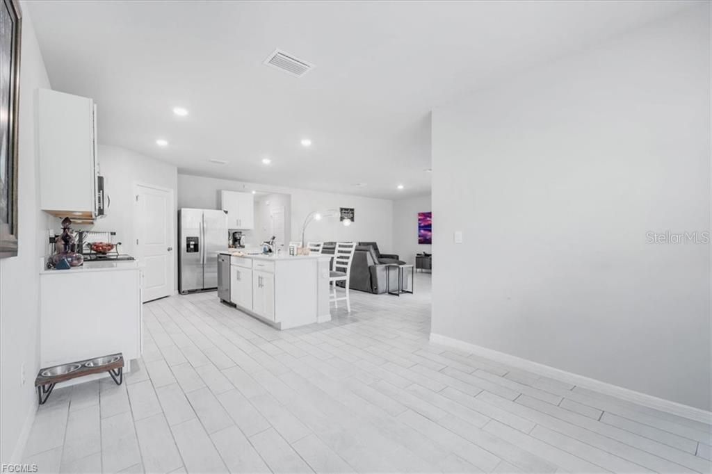 Activo con contrato: $300,000 (4 camas, 3 baños, 2015 Pies cuadrados)