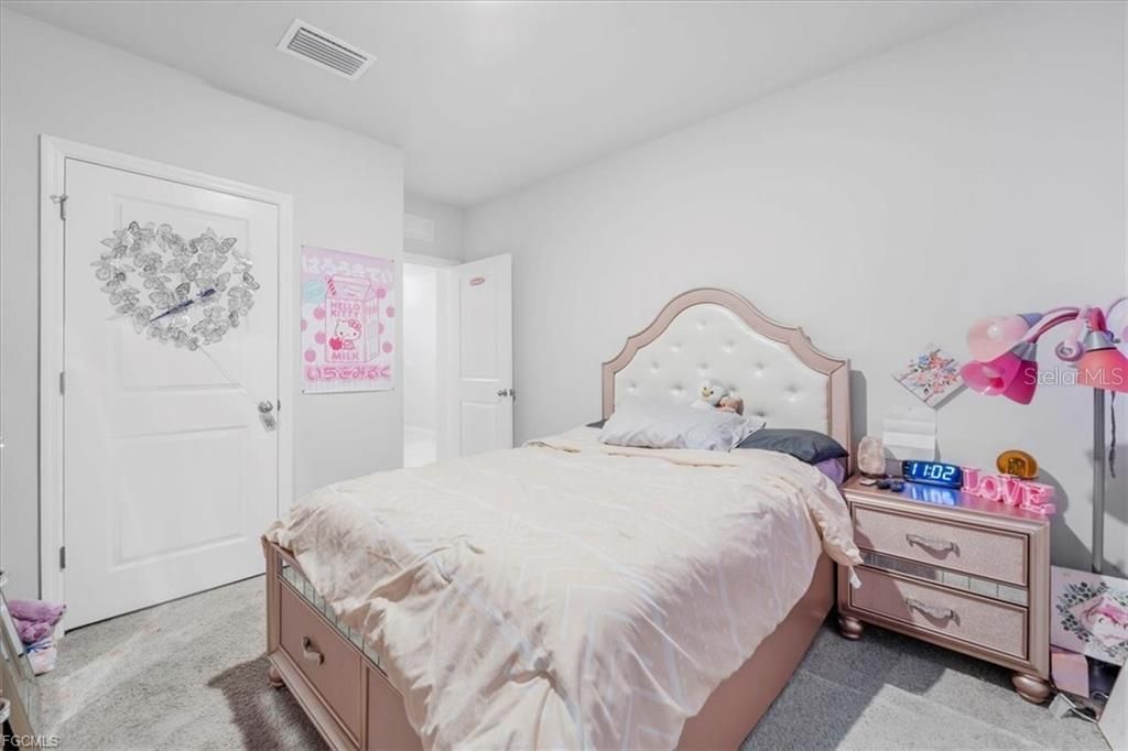 Activo con contrato: $300,000 (4 camas, 3 baños, 2015 Pies cuadrados)
