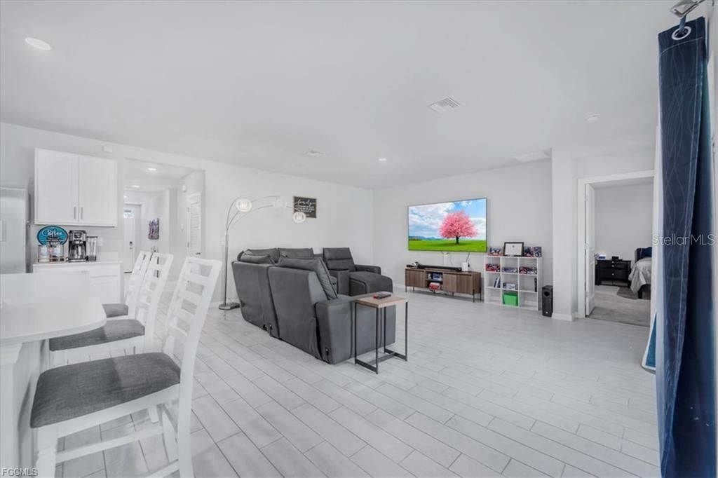 Activo con contrato: $300,000 (4 camas, 3 baños, 2015 Pies cuadrados)