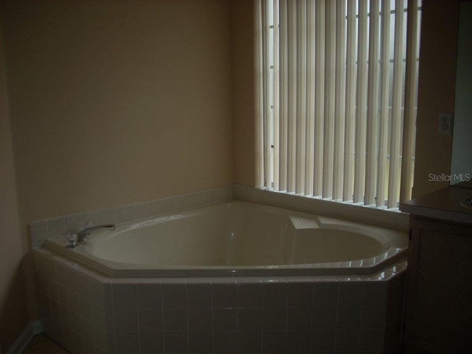 For Rent: $2,900 (3 beds, 2 baths, 1841 Square Feet)