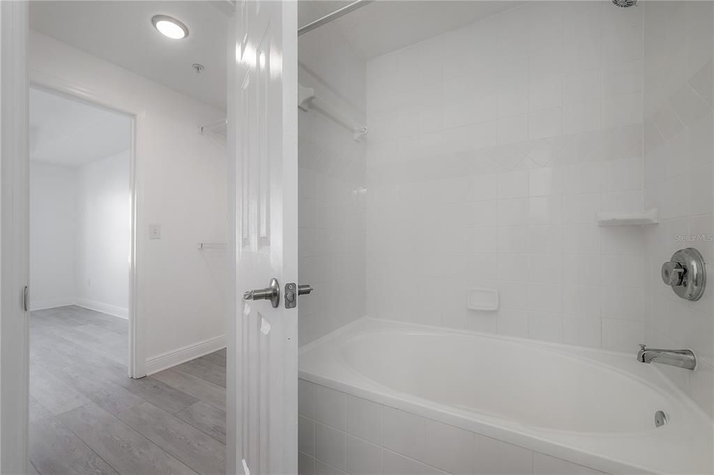 For Rent: $3,200 (2 beds, 2 baths, 938 Square Feet)