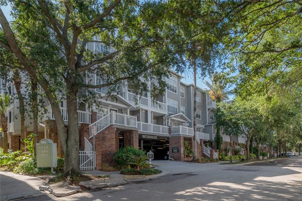 For Rent: $3,200 (2 beds, 2 baths, 938 Square Feet)