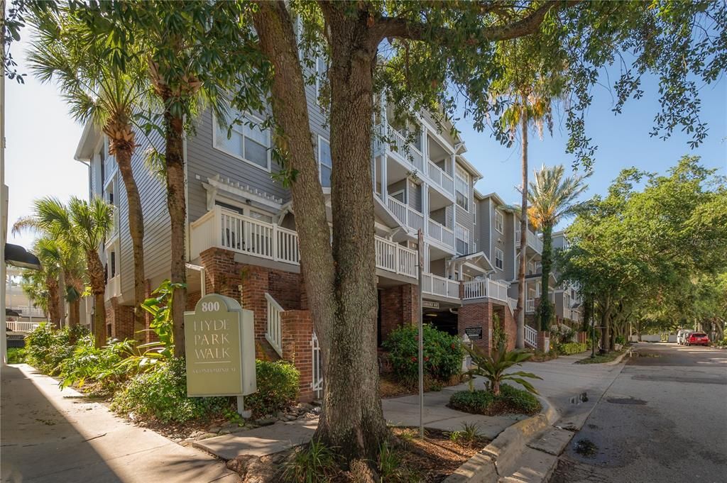 For Rent: $3,200 (2 beds, 2 baths, 938 Square Feet)