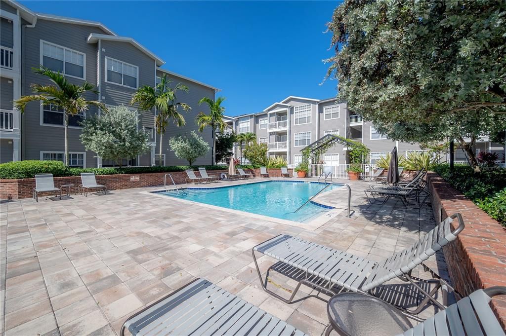 For Rent: $3,200 (2 beds, 2 baths, 938 Square Feet)
