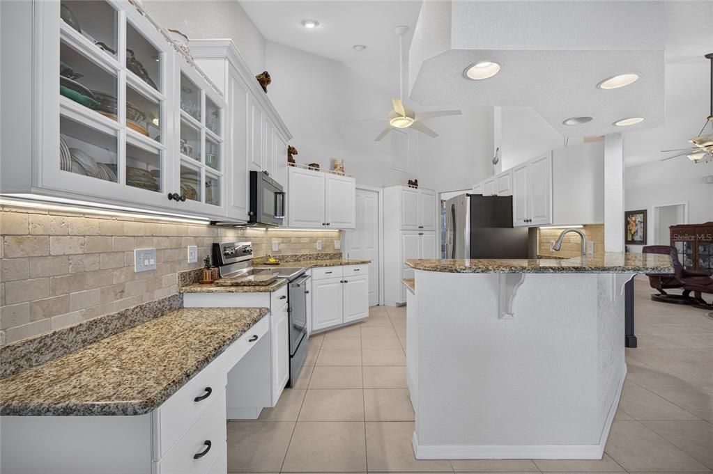 For Sale: $699,000 (3 beds, 2 baths, 1914 Square Feet)