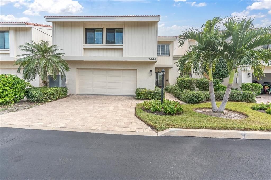 For Sale: $975,000 (3 beds, 2 baths, 1905 Square Feet)