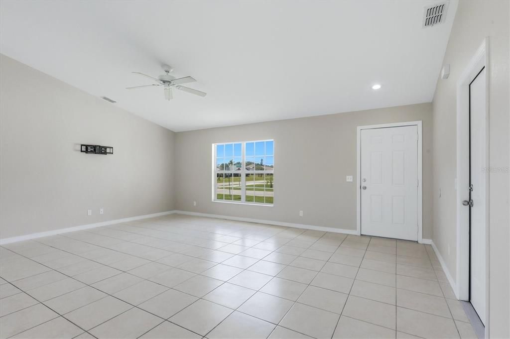 For Sale: $294,900 (3 beds, 2 baths, 1578 Square Feet)