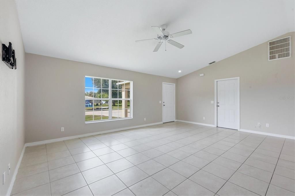 For Sale: $294,900 (3 beds, 2 baths, 1578 Square Feet)