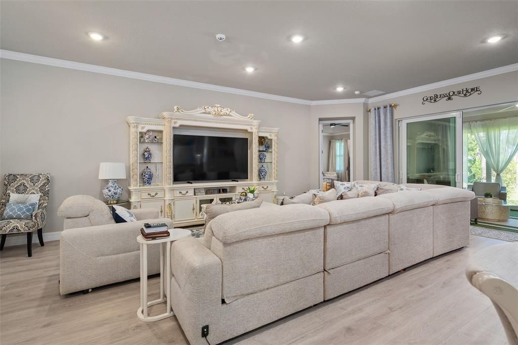 En Venta: $899,000 (4 camas, 3 baños, 2547 Pies cuadrados)