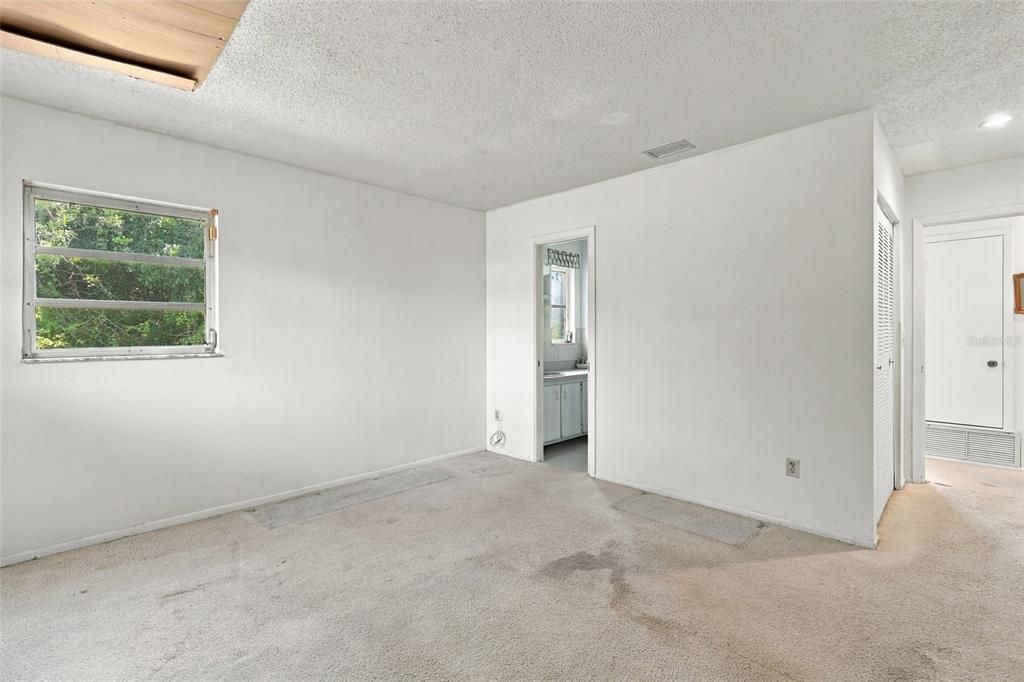 For Sale: $120,000 (2 beds, 2 baths, 942 Square Feet)