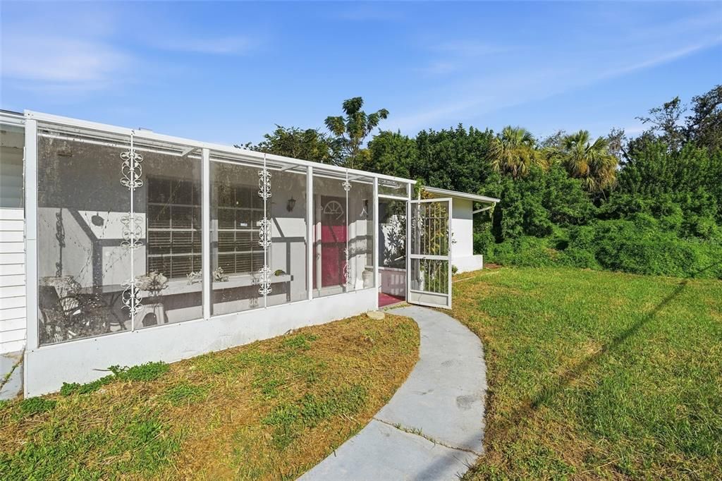 For Sale: $120,000 (2 beds, 2 baths, 942 Square Feet)