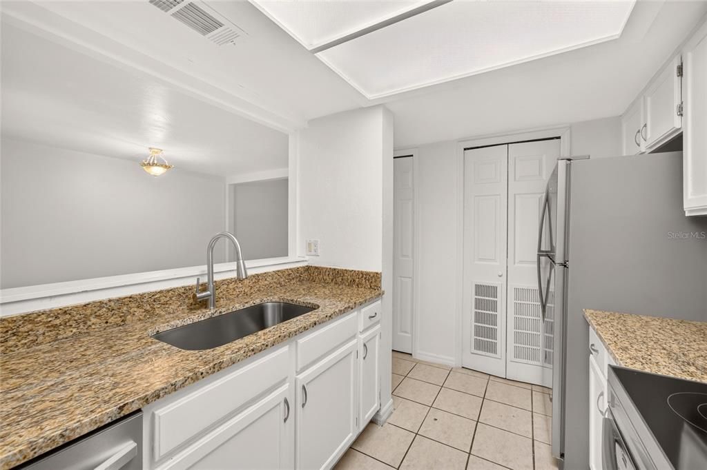 En Venta: $177,000 (3 camas, 3 baños, 1370 Pies cuadrados)