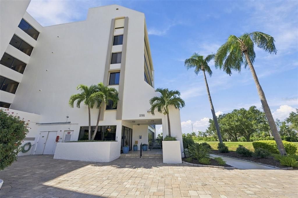 For Sale: $849,000 (3 beds, 3 baths, 1830 Square Feet)