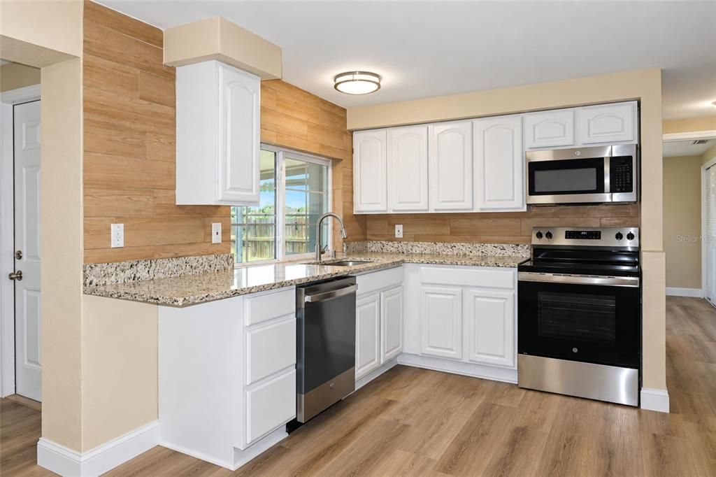 For Sale: $259,500 (3 beds, 2 baths, 988 Square Feet)