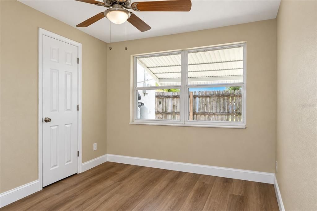 For Sale: $259,500 (3 beds, 2 baths, 988 Square Feet)