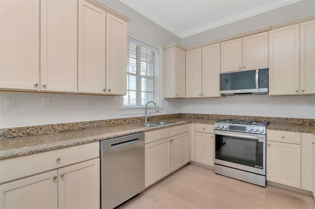En Venta: $825,000 (3 camas, 3 baños, 2527 Pies cuadrados)