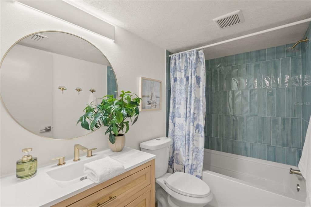 For Sale: $209,900 (2 beds, 2 baths, 1100 Square Feet)
