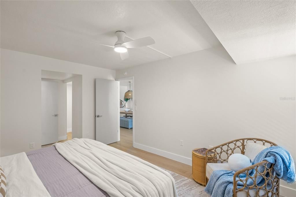 For Sale: $209,900 (2 beds, 2 baths, 1100 Square Feet)