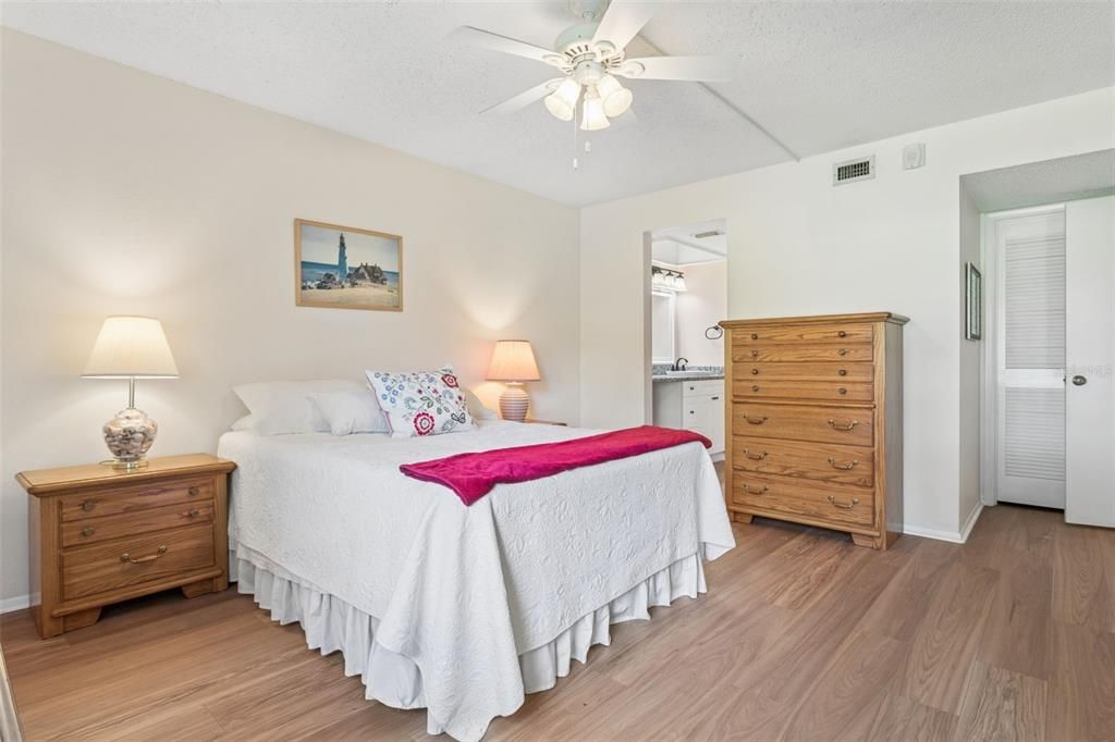 For Sale: $205,000 (2 beds, 2 baths, 1094 Square Feet)