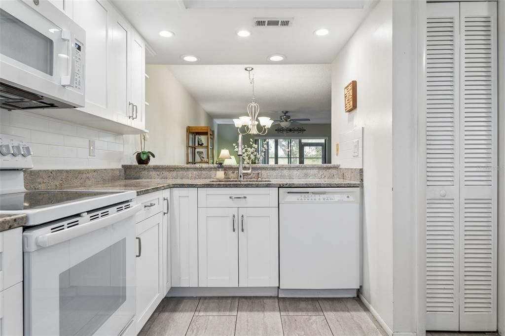 For Sale: $205,000 (2 beds, 2 baths, 1094 Square Feet)