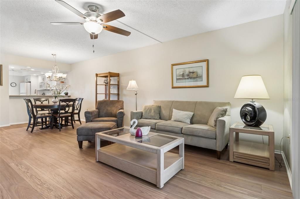 For Sale: $205,000 (2 beds, 2 baths, 1094 Square Feet)