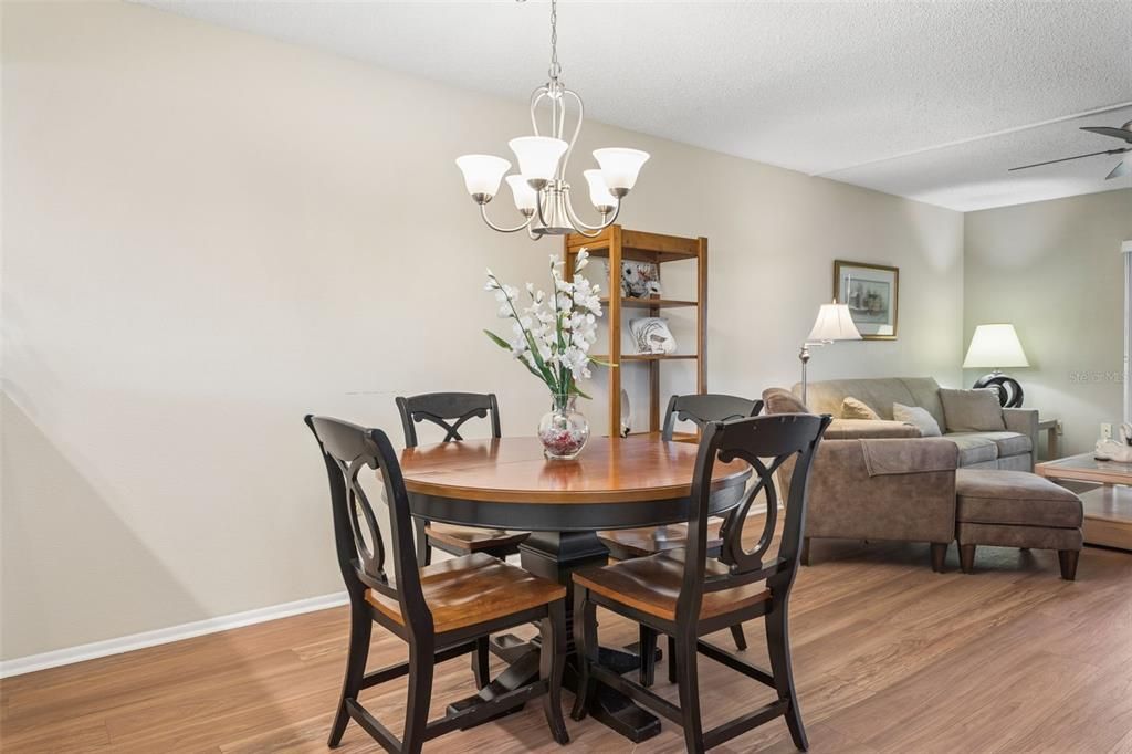 For Sale: $205,000 (2 beds, 2 baths, 1094 Square Feet)