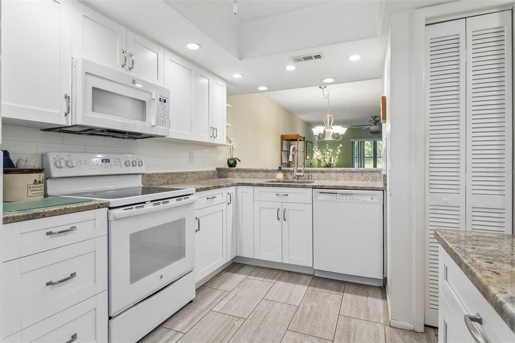 For Sale: $205,000 (2 beds, 2 baths, 1094 Square Feet)