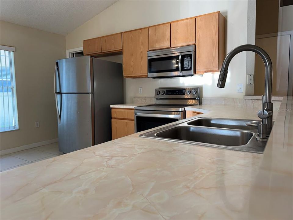 For Rent: $2,350 (4 beds, 3 baths, 1929 Square Feet)