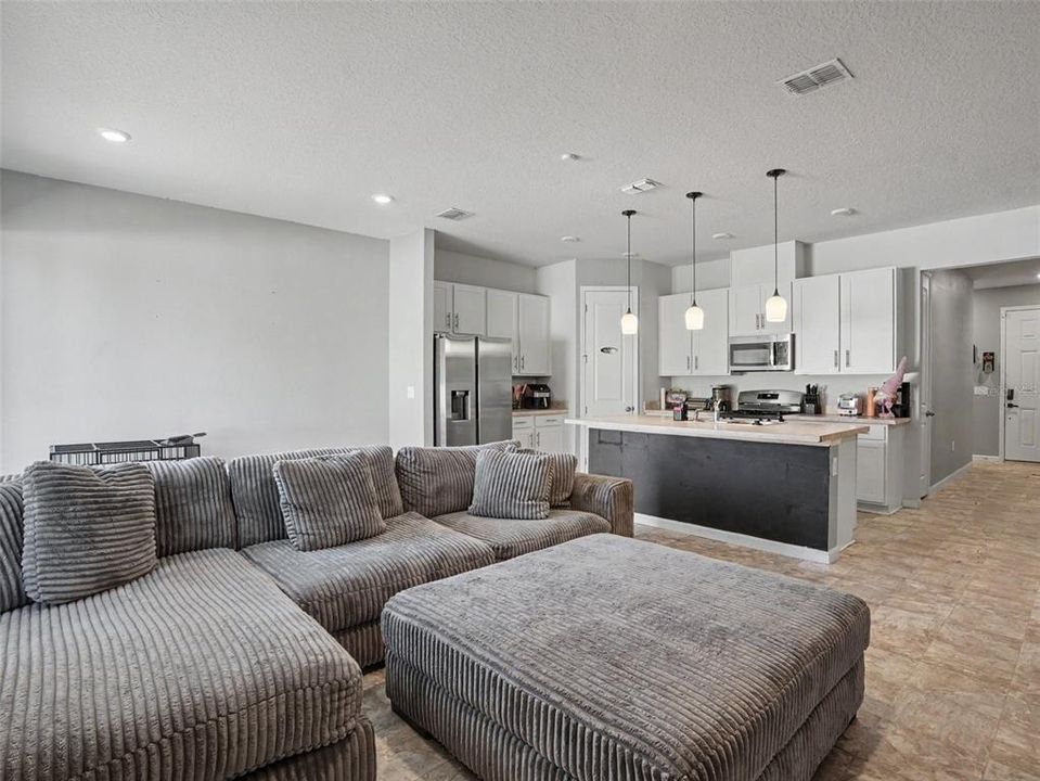 For Sale: $300,000 (3 beds, 2 baths, 1437 Square Feet)