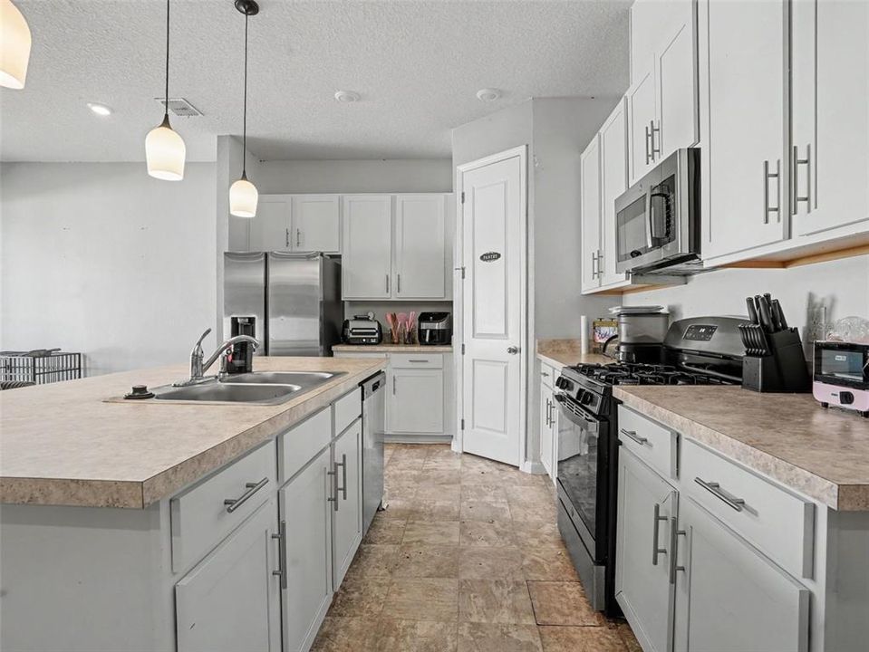 For Sale: $300,000 (3 beds, 2 baths, 1437 Square Feet)