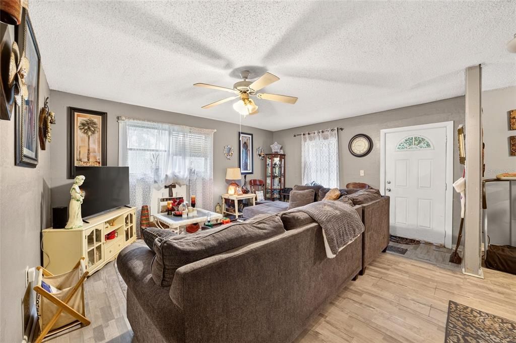 For Sale: $199,000 (3 beds, 1 baths, 1416 Square Feet)