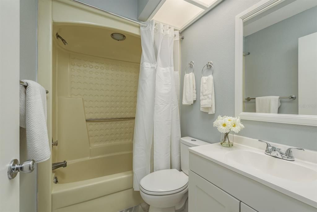 For Sale: $153,000 (2 beds, 2 baths, 990 Square Feet)