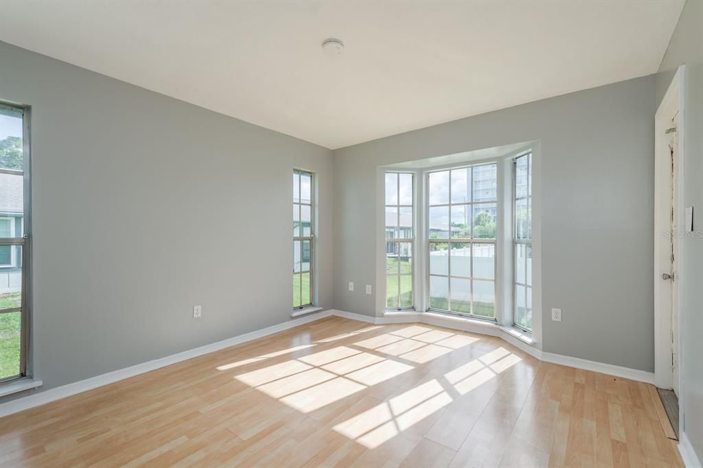 For Sale: $153,000 (2 beds, 2 baths, 990 Square Feet)