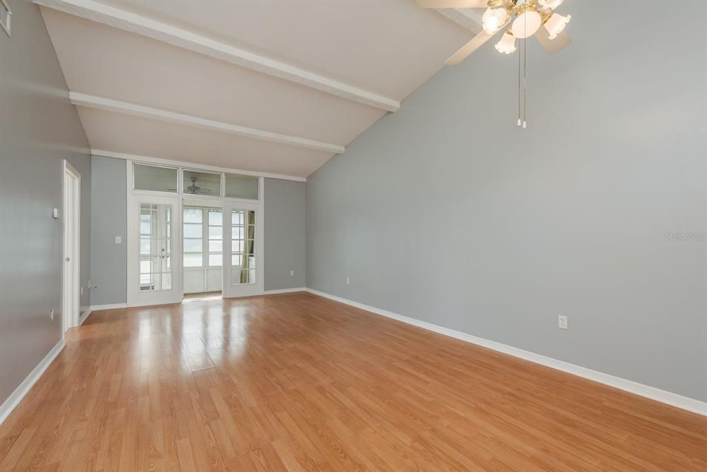 For Sale: $153,000 (2 beds, 2 baths, 990 Square Feet)