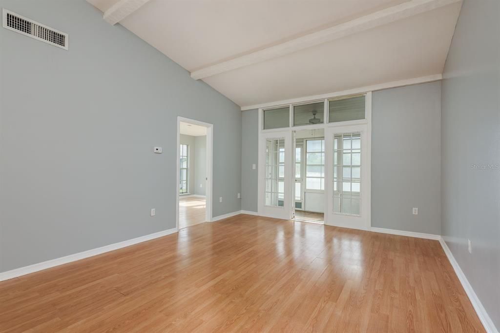 For Sale: $153,000 (2 beds, 2 baths, 990 Square Feet)