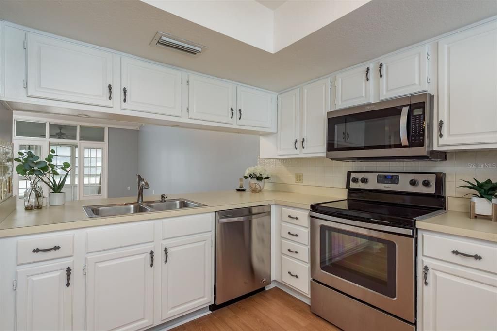 For Sale: $153,000 (2 beds, 2 baths, 990 Square Feet)