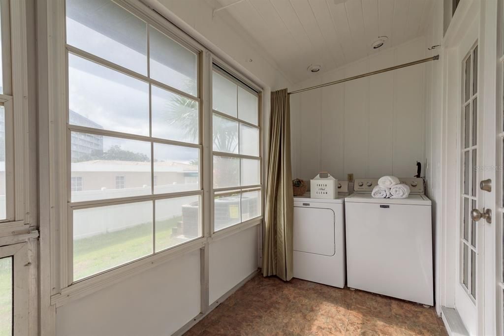 For Sale: $153,000 (2 beds, 2 baths, 990 Square Feet)