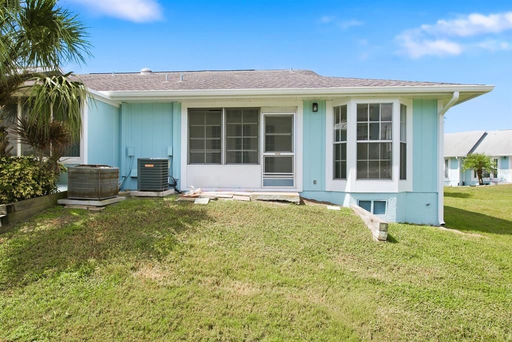 For Sale: $153,000 (2 beds, 2 baths, 990 Square Feet)