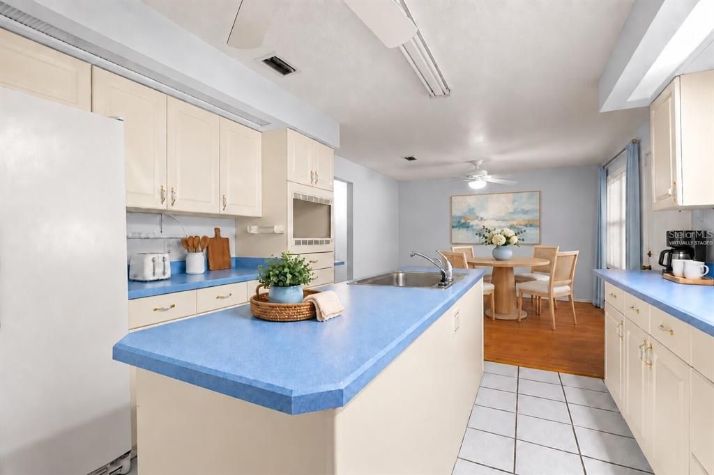 En Venta: $299,900 (3 camas, 2 baños, 1713 Pies cuadrados)